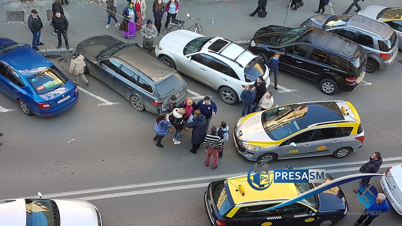 FOTO/VIDEO. Accident în centrul Sătmarului! Tânără lovită de un taximetru