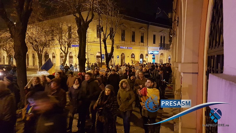 FOTO/VIDEO. Protest în centrul Sătmarului! SUTE de persoane NU cedează în fața corupției
