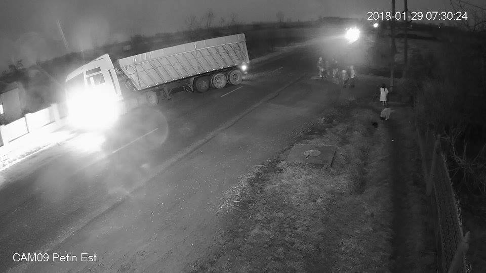 FOTO. Șofer de TIR, filmat în timp ce a distrus un bun public. Identificat și pus la plată