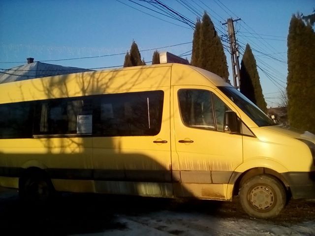 FOTO. Șoferul unui microbuz școlar, acuzat că lasă copiii în frig. Părinții, extrem de revoltați