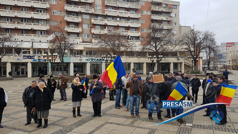FOTO/VIDEO. Protest la Consiliul Județean. Oamenii cer drumuri decente în județ!