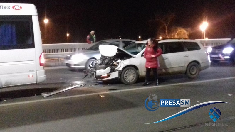 FOTO/VIDEO. Accident pe Podul Decebal. O șoferiță a intrat cu mașina într-un microbuz cu pasageri
