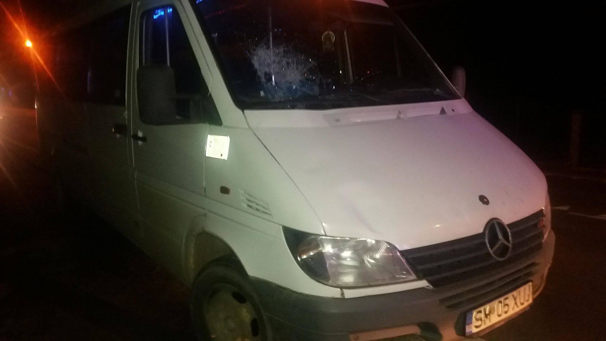 FOTO. Accident foarte grav. Bătrân lovit pe trecerea de pietoni de un microbuz de transport persoane