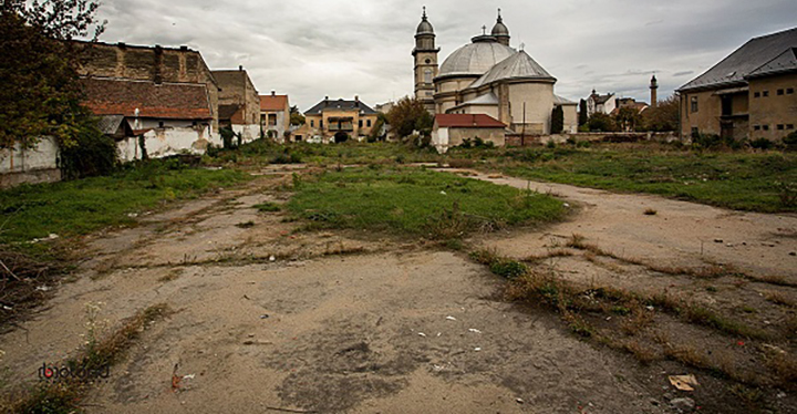 Adio, sute de parcări ecologice în centrul Sătmarului. Se construiește un centru spiritual