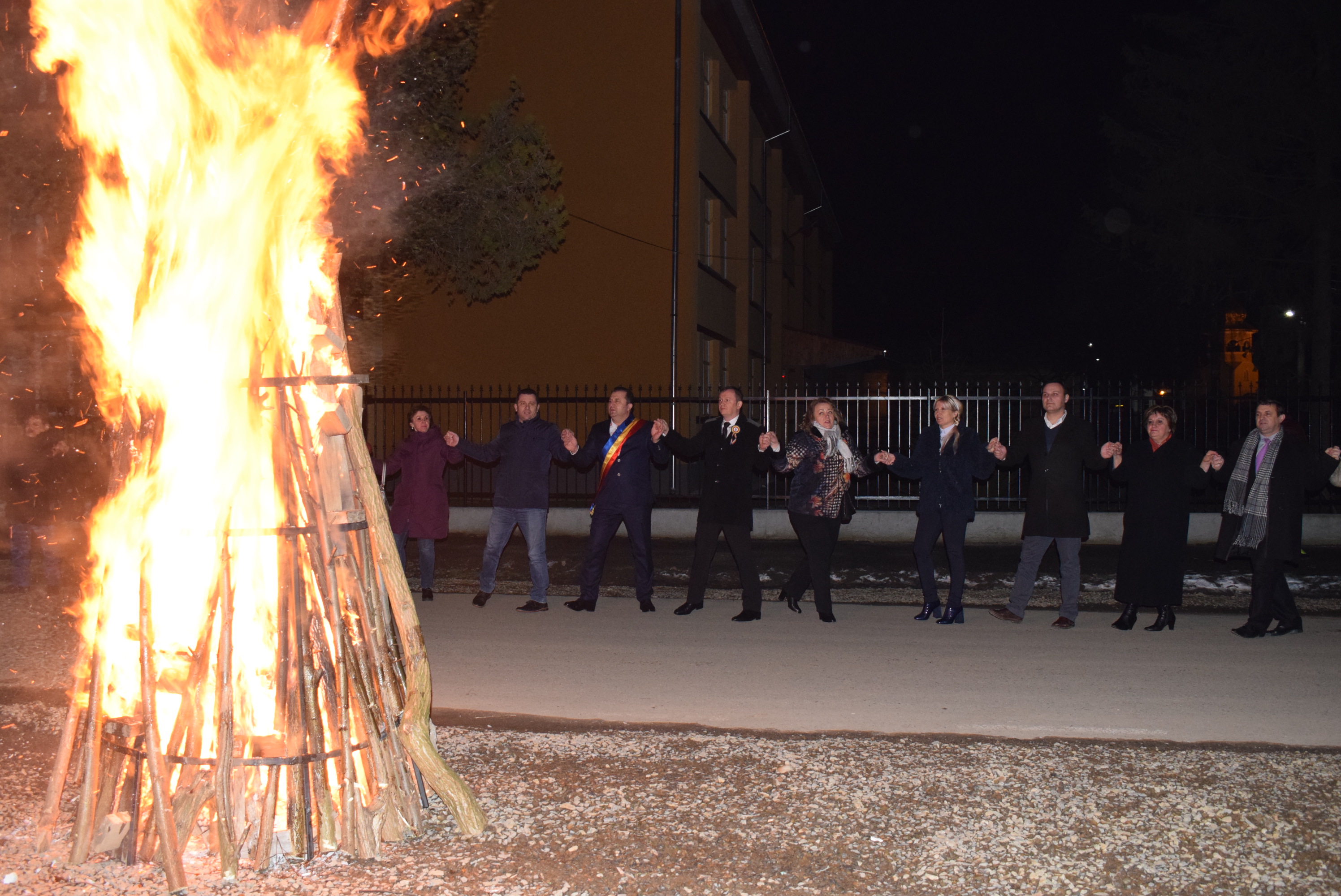 FOTO/VIDEO. Hora Unirii în jurul unui uriaș foc de tabără. Cea mai spectaculoasă manifestare din județ