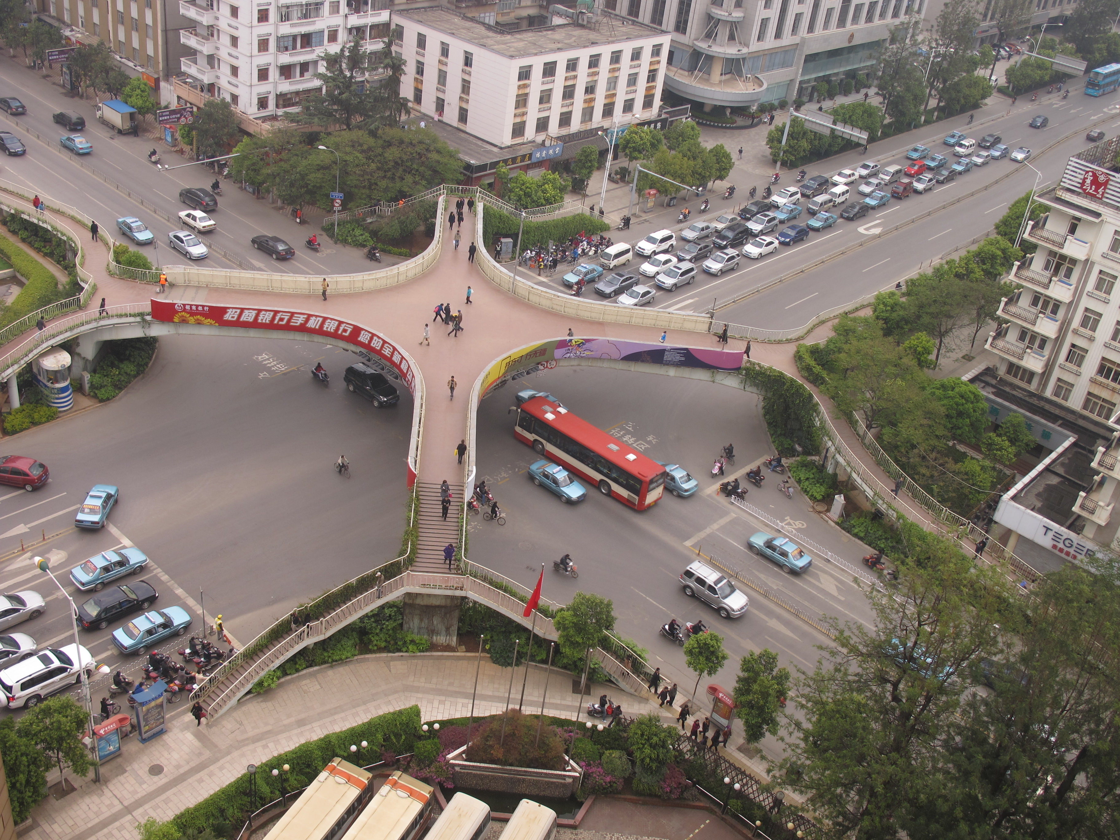 PROIECT. Primăria ar vrea pasaj suprateran la Burdea. Ar fi o soluție pentru pietoni?!