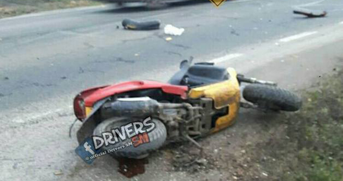 FOTO. Accident grav în Doba, pe DN 19. Mopedist lovit în plin de o mașină