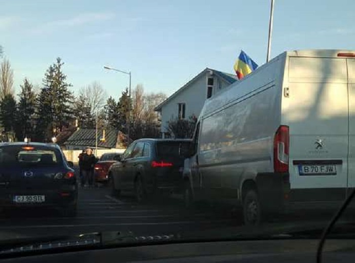 FOTO. Sătmărean implicat într-un accident în lanț. Cinci mașini avariate