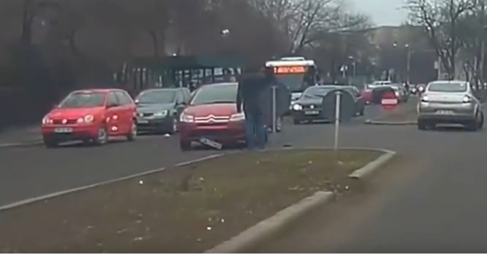 VIDEO. Accident surprins LIVE lângă Spitalul Județean Satu Mare. Impact între două mașini
