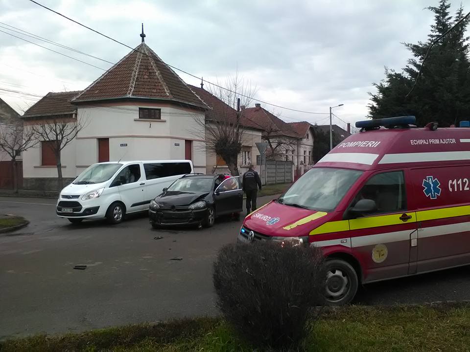 FOTOGALERIE. Accident rutier cu victimă într-una dintre cele mai periculoase intersecții din Satu Mare