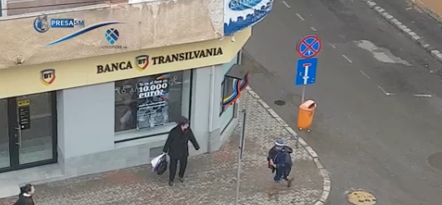 VIDEO revoltător! Un cerșetor agresează oameni în centrul Sătmarului! După ce a blocat mașini