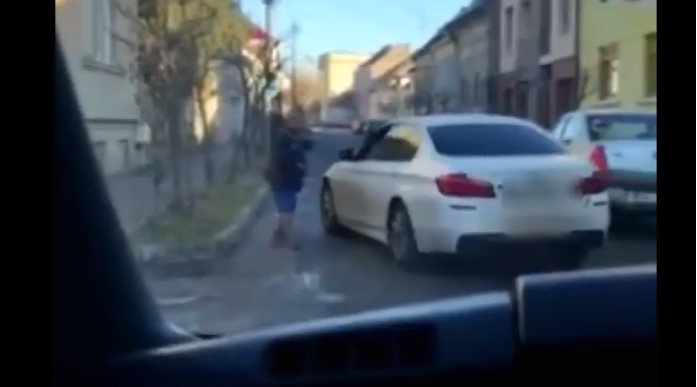 VIDEO. Cel mai ”tare” cerșetor din Satu Mare. Nu lasă mașinile să treacă până nu primește bani!