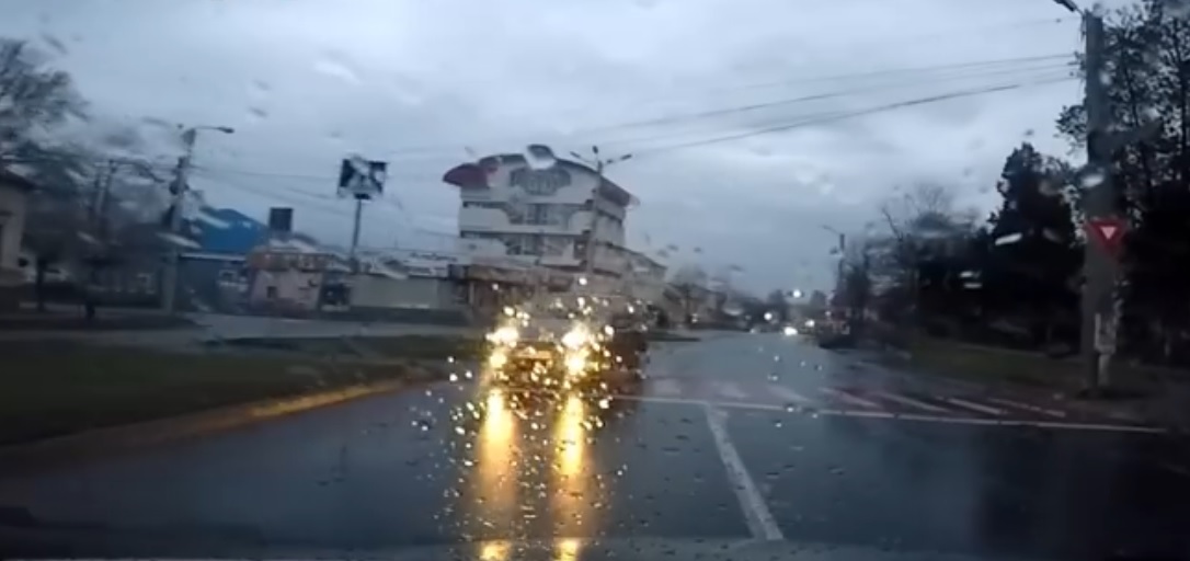 VIDEO. Mașină pe contrasens în Satu Mare. Șoferii au rămas mască și au oprit