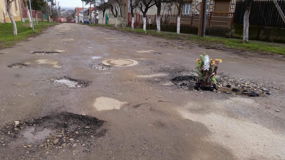 FOTO. Tășnadul, oraș al florilor care "cresc" în gropile din șosele