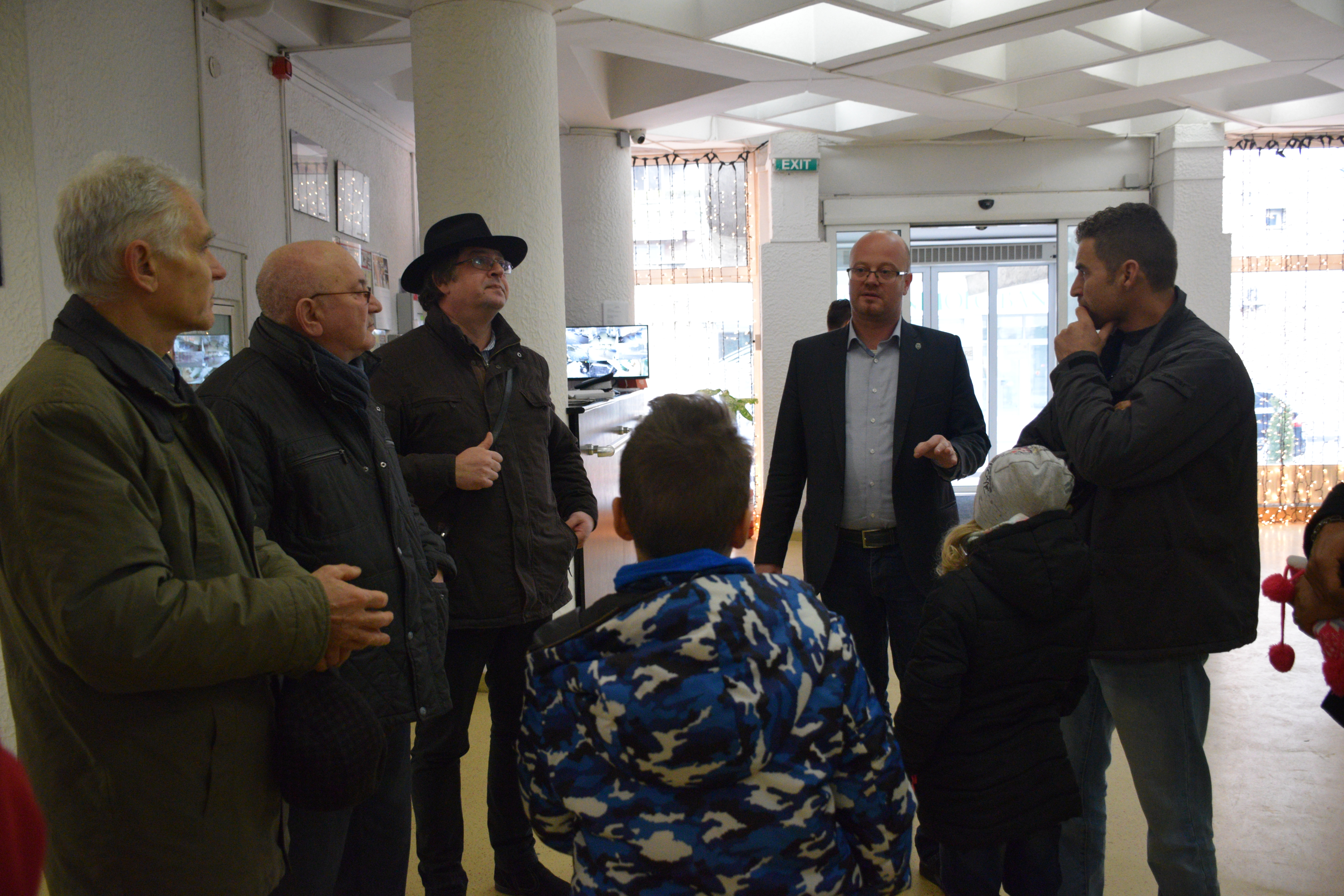 FOTO. Primarul Kereskenyi îi trimite protestatari pe capul prefectului Filip. E război total