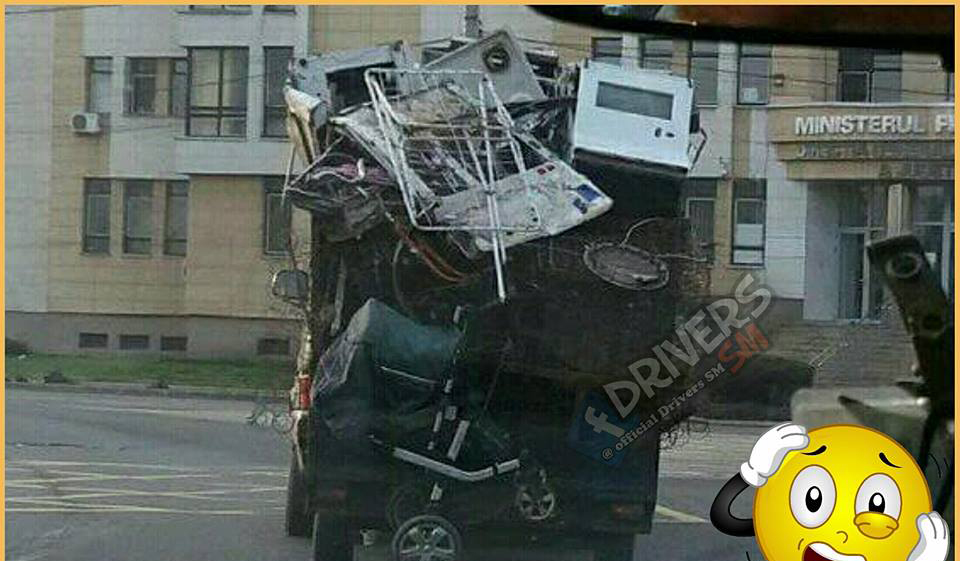 FOTO. Pericol public în traficul din Satu Mare. Transport iresponsabil de deșeuri