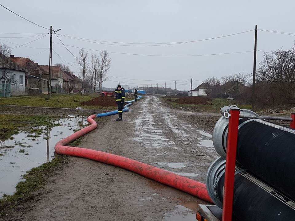 FOTOGALERIE. Dispozitiv impresionant făcut de pompieri. Canadienii intervin acum la Moftin