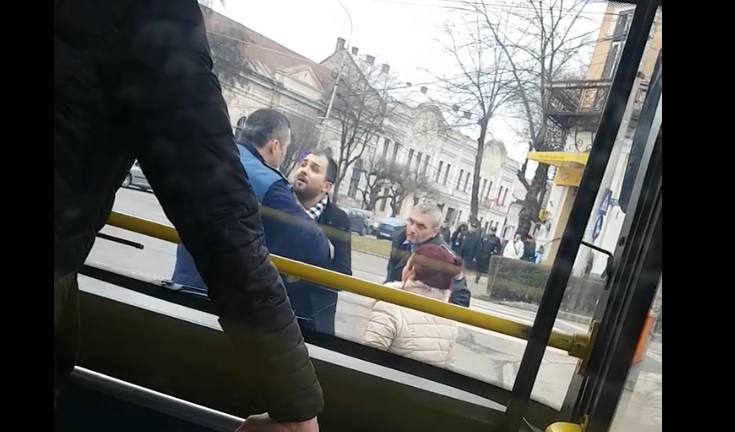 VIDEO. Imagini incredibile în Satu Mare! Un bărbat a blocat un autobuz. Ridicat de polițiști