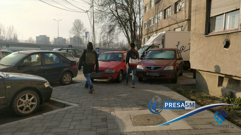 FOTO/VIDEO. Trotuar blocat de mașini în centrul Sătmarului! Pietonii au interzis