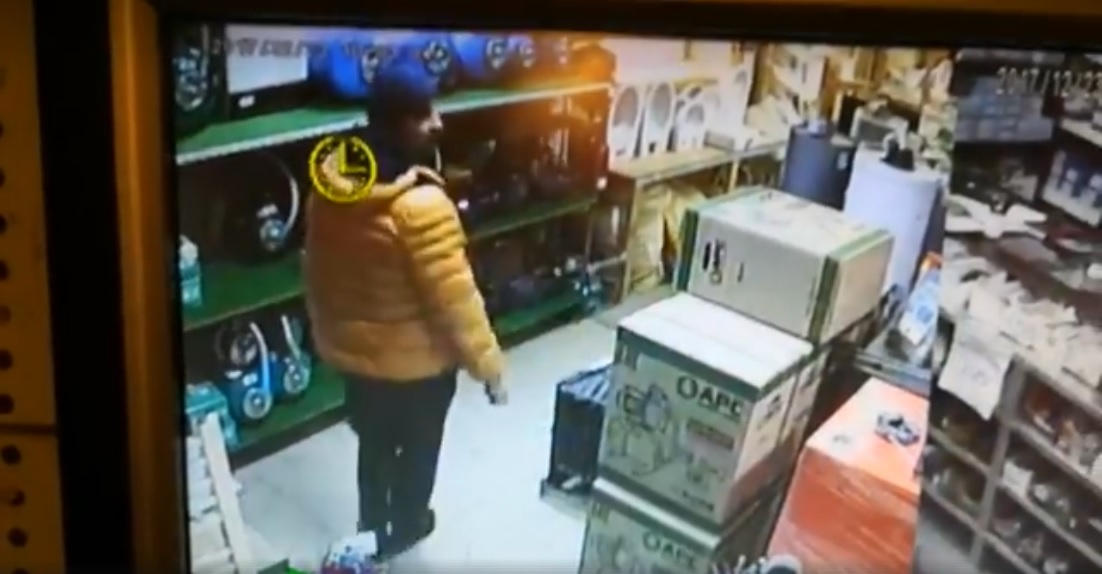 VIDEO. Presupus hoț surprins în timp ce fură dintr-un magazin în Satu Mare. De mai multe ori!