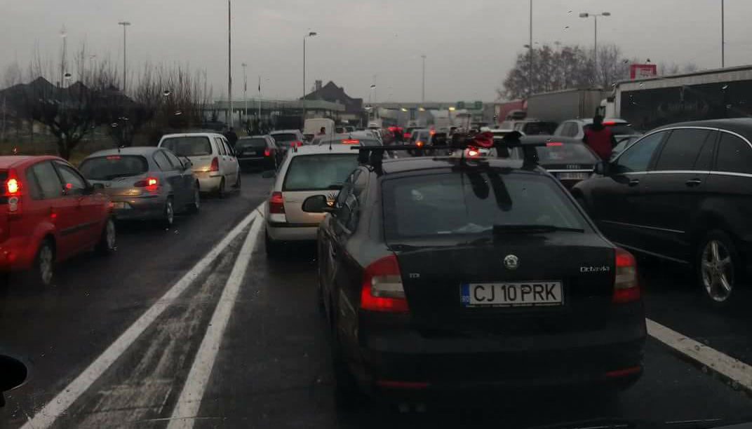 FOTO. De ce se stă cu orele în Vama Petea?! Explicațiile polițiștilor de frontieră