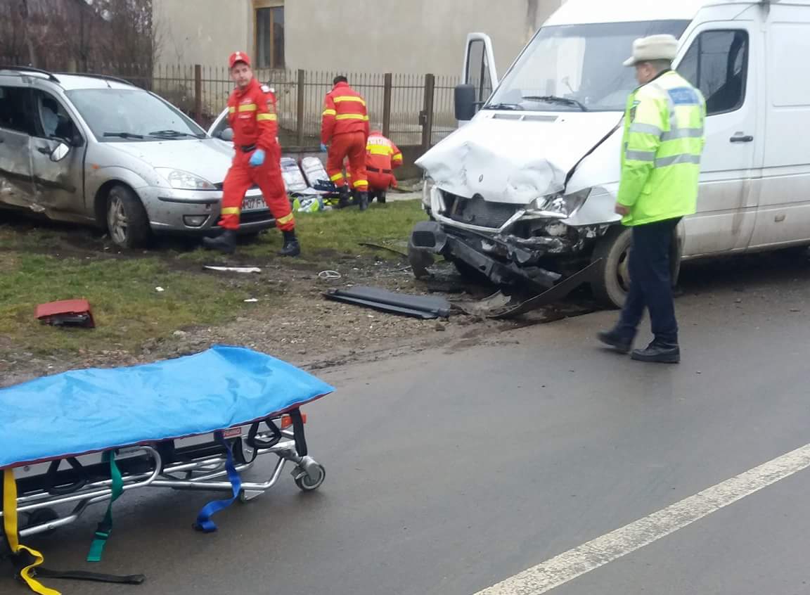 FOTO. Accident tragic! Impact frontal între două mașini, cu trei victime! Una , în stop cardiac