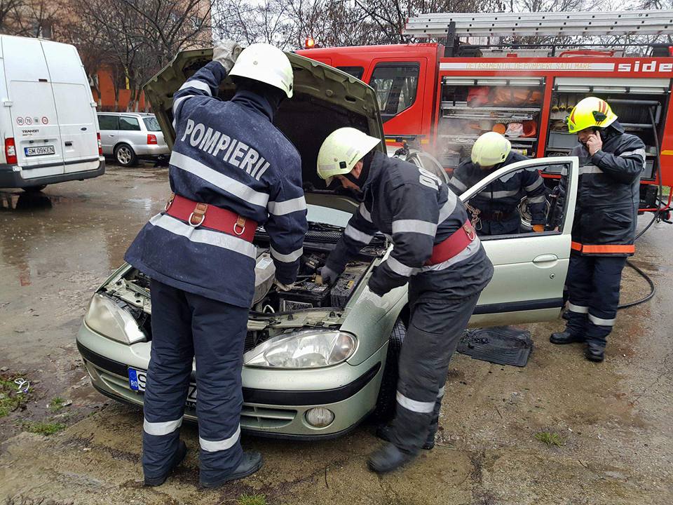 Mașini cuprinse de flăcări la Tășnad. Pompierii au intervenit de urgență