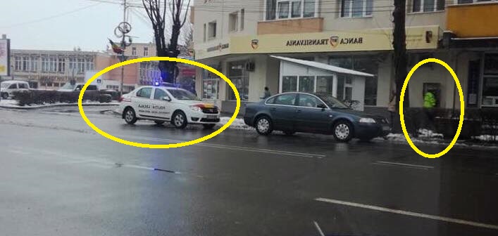 FOTO. Abuz al Poliției Locale?! Cu girofarul la bancomat. Staționare interzisă