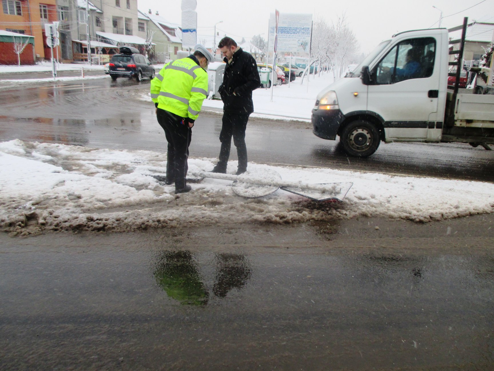 FOTO. Un taximetrist a distrus și a plecat. Urmărit de Poliția Locală și amendat