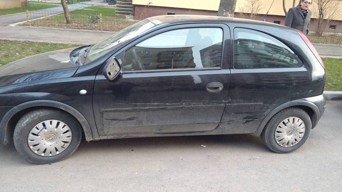 (FOTO). DISTRIBUIȚI! O sătmăreancă și-a găsit mașina lovită. Vinovatul a fugit