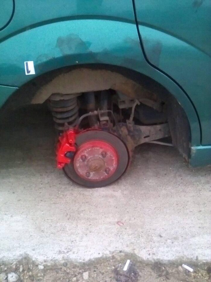 FOTO. Hoții fură orice în Satu Mare! Sătmăreancă lăsată fără roată la mașină