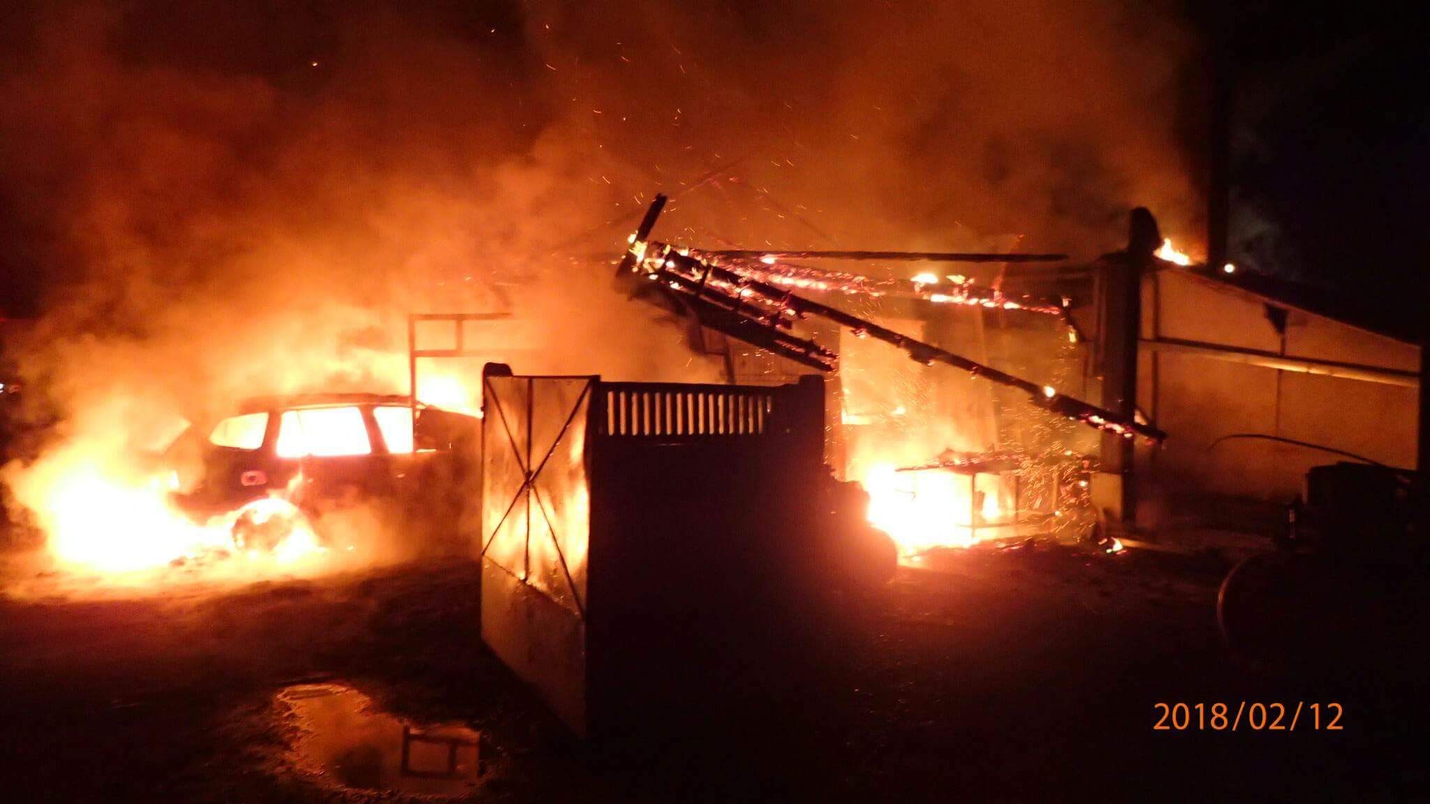 FOTOGALERIE. Dezastru! Imobile și o mașină făcute scrum într-un incendiu!