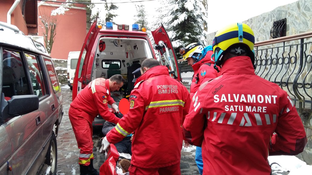 FOTOGALERIE. Bărbat, în stare gravă la Spital. Salvat de salvamontiștii sătmăreni