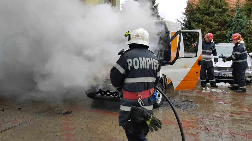 FOTOGALERIE. Autoutilitară făcută scrum în curtea unei firme! Panică între angajați