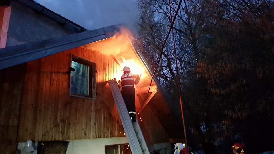 FOTOGALERIE. Incendiu în Țara Oașului. Au intervenit zeci de pompieri