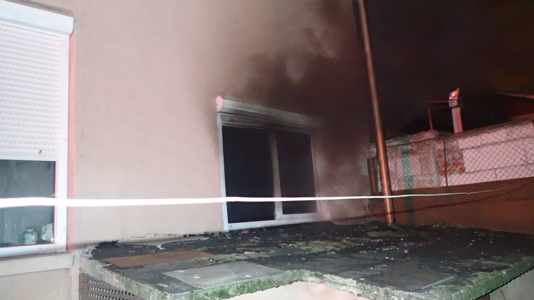 FOTOGALERIE. Casă incendiată de un piroman în municipiul Satu Mare! Poliția, în alertă