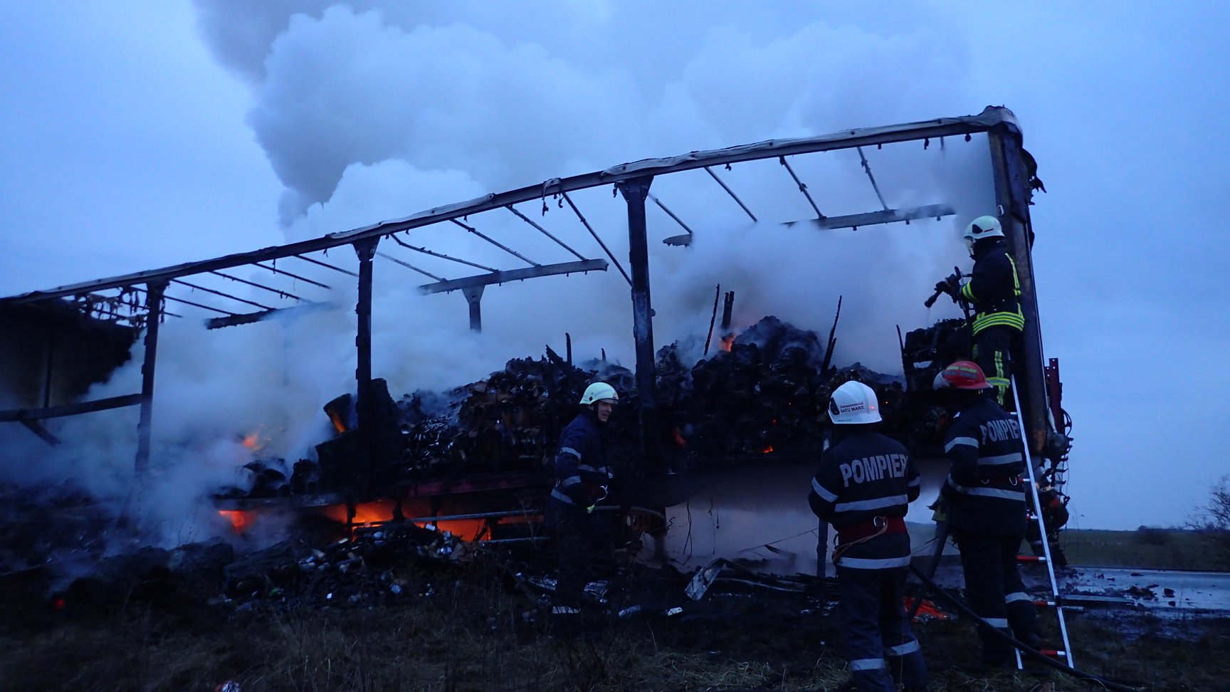 FOTO/VIDEO. Incredibil cum s-a aprins TIR-ul de pe DN 19. Condus de un tânăr, de 24 de ani
