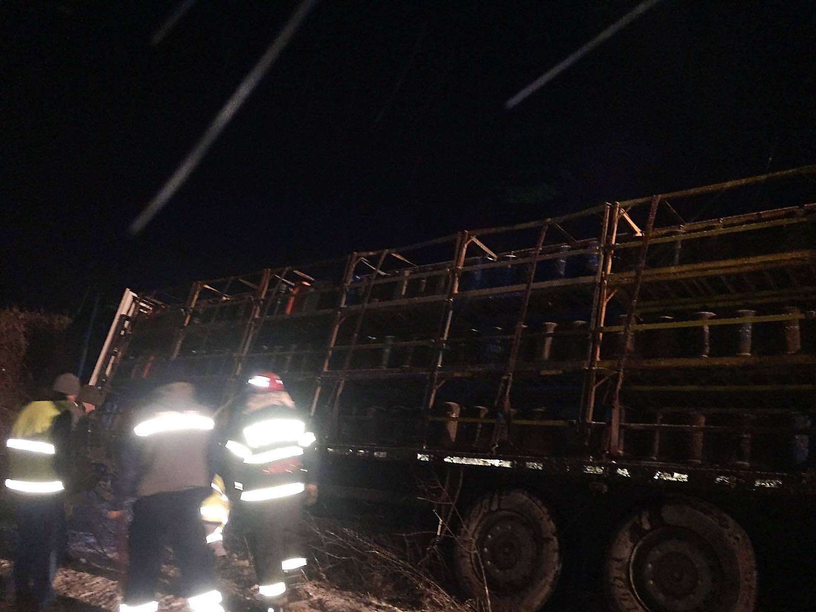 FOTO. Camion cu butelii răsturnat în județ. Au intervenit pompierii de urgență!