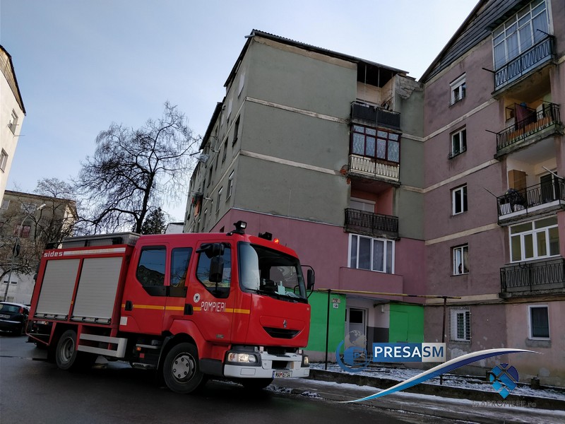 FOTO/VIDEO. Incendiu la un bloc în municipiul Satu Mare. Panică în Cartierul Micro14!
