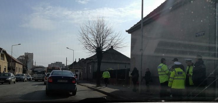 FOTO. Un tânăr beat a intrat cu mașina într-un autobuz în municipiul Satu Mare