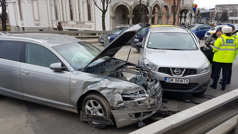 FOTO&VIDEO. Accident pe Podul Golescu. O femeie a încercat să întoarcă pe pod!