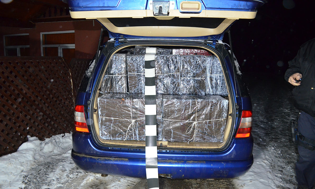 FOTO. Un contrabandist a fugit de poliție și a făcut accident. Cu mașina într-o casă