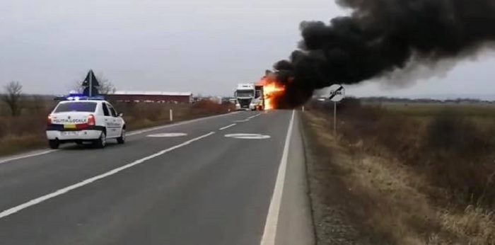 FOTO. Remorca unui TIR, făcută scrum într-un incendiu pe DN 19, lângă Livada