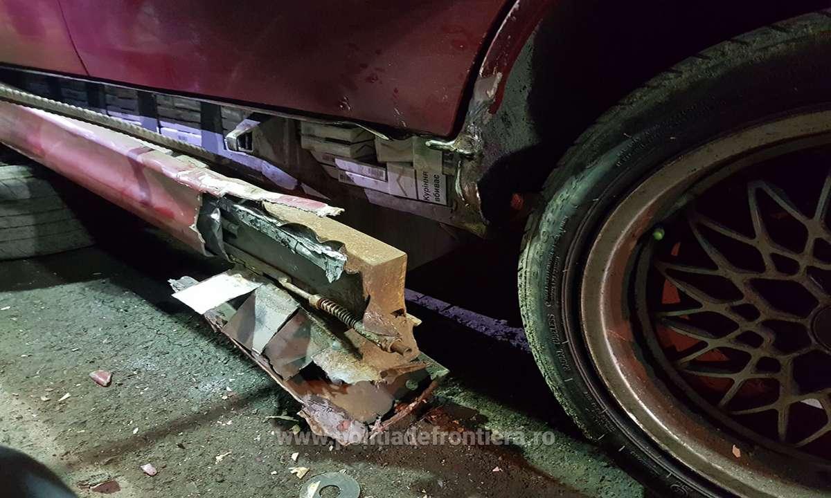 FOTO. Țigări ascunse în podeaua mașinii, descoperite de polițiștii de frontieră de la Halmeu