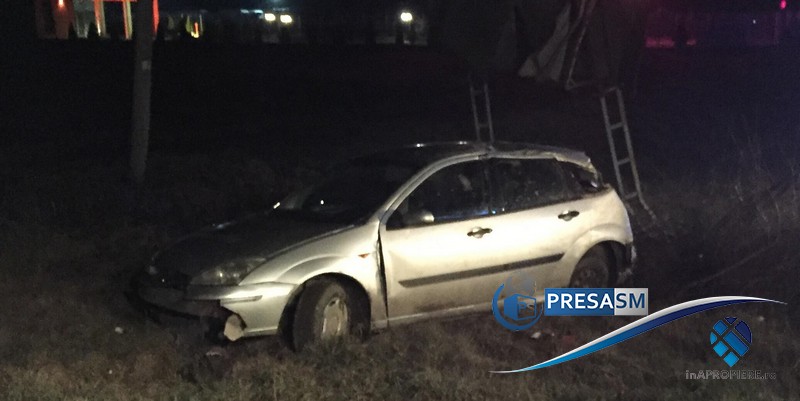 FOTOGALERIE. Accident în Botiz. Un tânăr a intrat cu mașina într-un panou. Două persoane la Urgențe