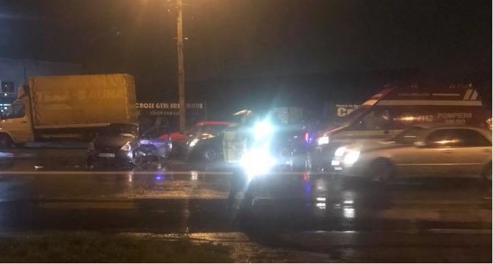 FOTO. Accident în Satu Mare, pe Lucian Blaga. Mașină lovită în plin, o femeie la Urgență