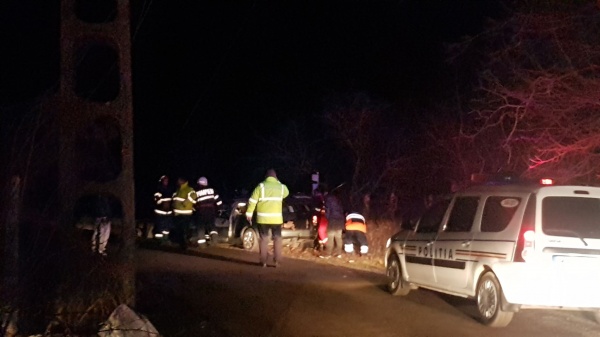 FOTOGALERIE. A băut, s-a urcat la volan și a ”parcat” într-un stâlp. ”Premiat” de polițiști