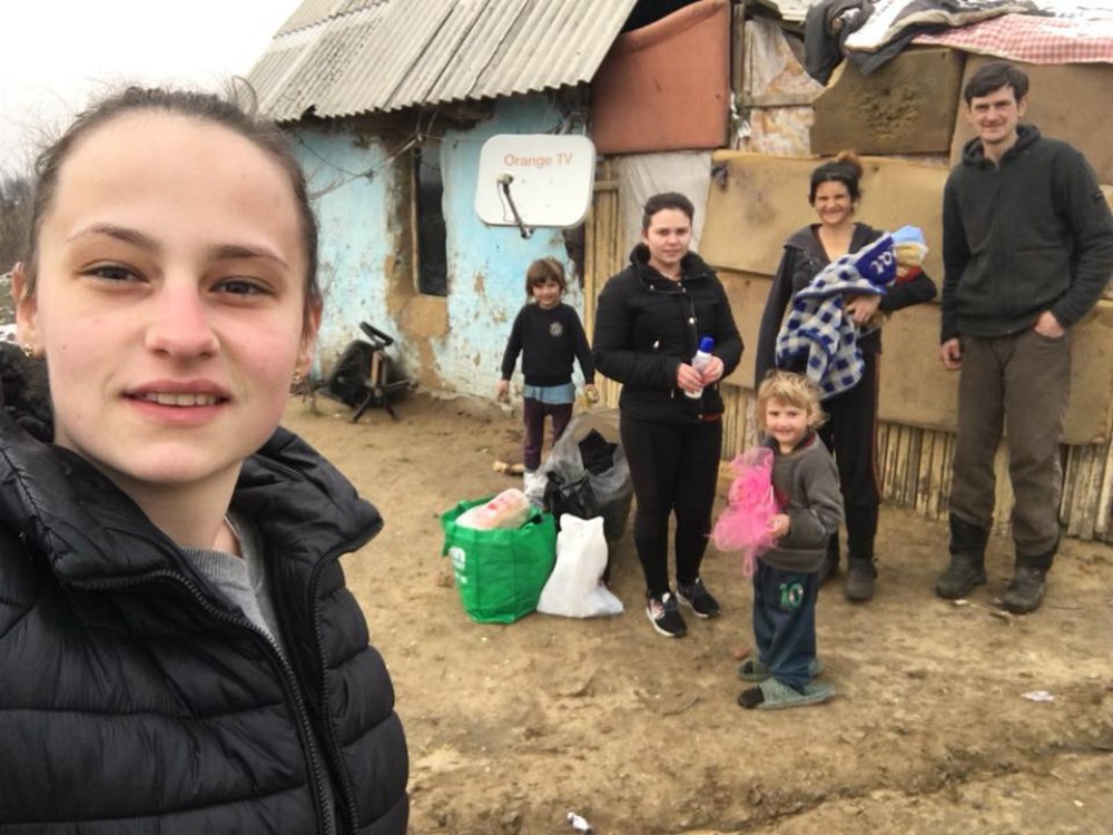 FOTO. Două fete au sărit în sprijinul unei familii nevoiașe. Sărăcie cruntă!