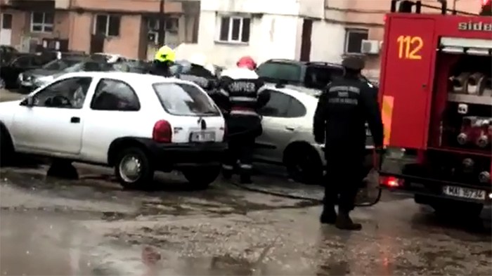 FOTO. Incendiu la o mașină dintr-o parcare aglomerată din Satu Mare. La un pas de dezastru