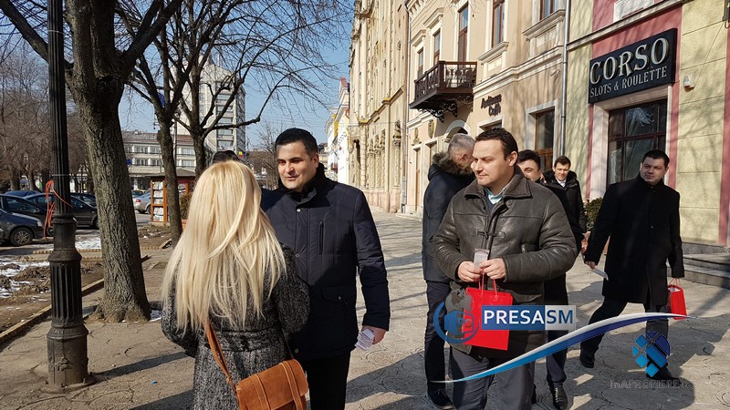 FOTO/VIDEO. Primii politicieni care au dat mărțișoare sătmărencelor pe stradă